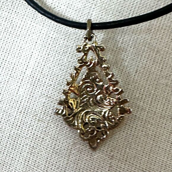 Green and gold tone pendant necklace on black cord - Picture 8 of 8